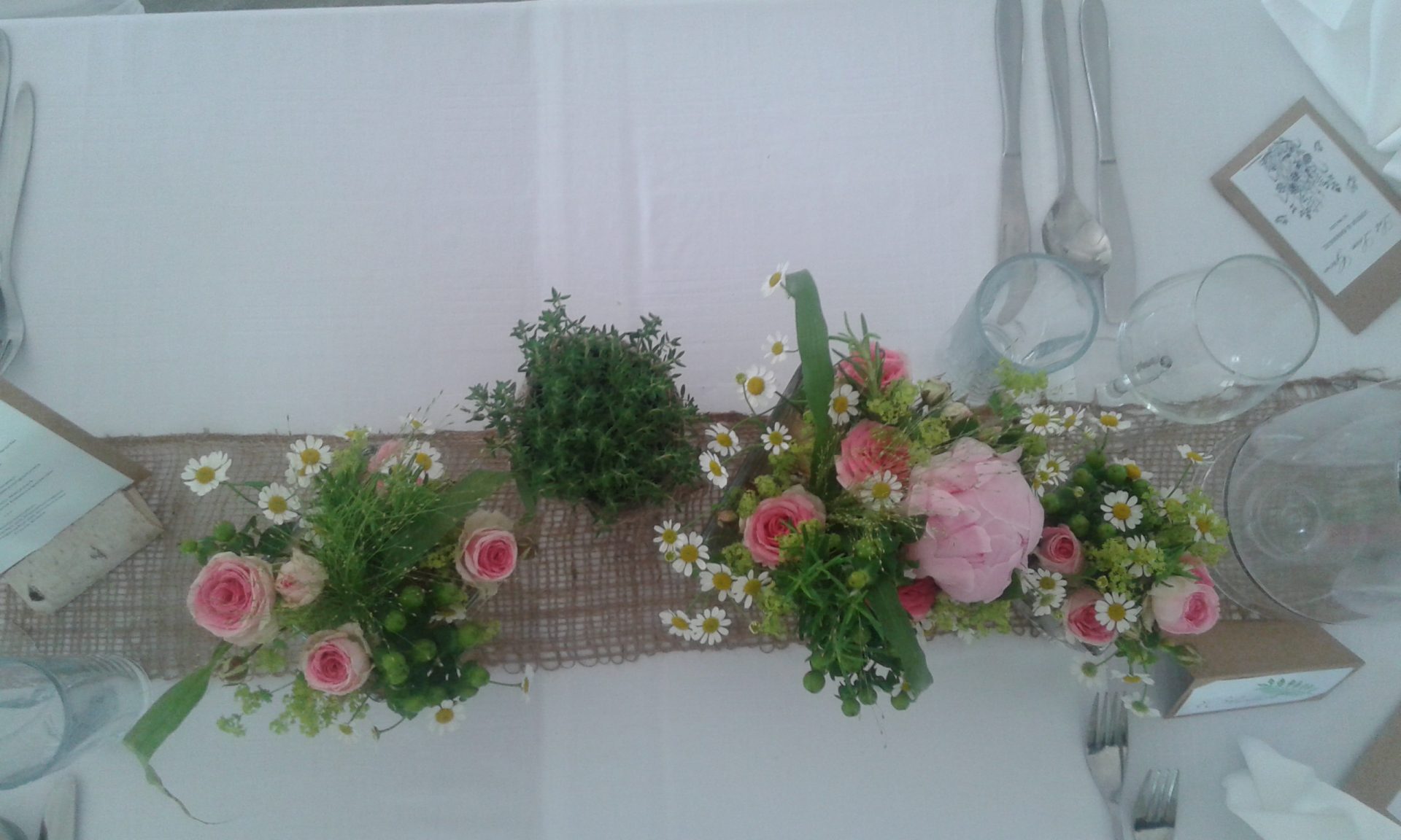 Blumendekoration auf Tisch