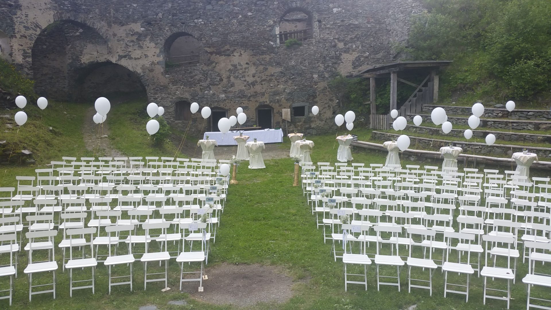 Weiße Stühle auf Steinschloss