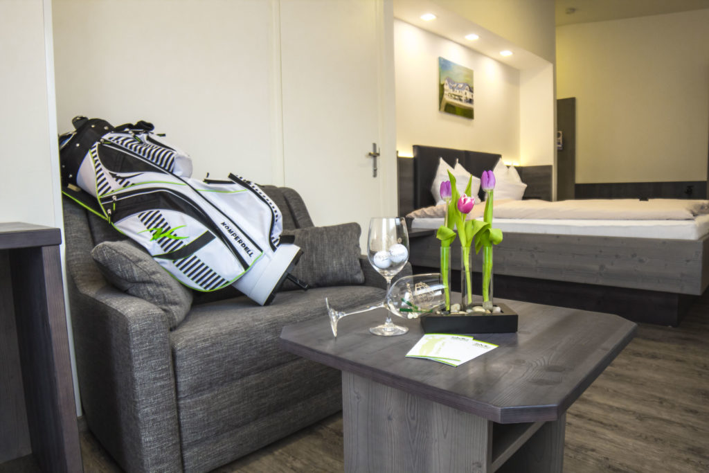 Hotelzimmer mit Golfbag